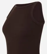 Musculosa básica femenina de Blue Steel confeccionada en tejido rib acanalado de algodón, con cuello redondo y diseño ajustado.