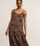 Vestido midi evasê de crepé con estampa de leopardo, breteles anchos, escote en V, fruncido en el busto, pliegue delantero y bajo fruncido.
