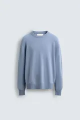 Jersey de punto de cashmere con corte regular, cuello redondo y manga larga. Presenta acabados en rib en cuello, puños y ruedo.