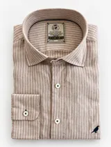 Camisa Club House de manga larga y corte clásico, confeccionada en 100% lino color azul con diseño de rayas finas verticales blancas. Presenta cuello corto, cierre frontal con botones blancos y detalle de bordado de un pájaro en el pecho.
