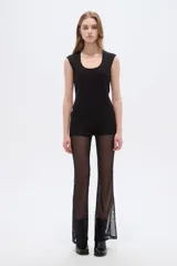 Pantalón de poliamida negro translúcido, de tiro bajo y ajuste ceñido al cuerpo con diseño acampanado en las pantorrillas.