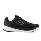 Championes de running New Balance 1080 V15, color negro con detalles en gris claro. Presentan una capellada de malla transpirable con el logo 'N' delineado en gris claro y una suela de espuma gruesa, predominantemente blanca en la parte delantera y negra en la trasera.