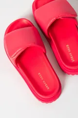 Sandalia tipo slide color fucsia, con suela track de plataforma y tira ancha acolchada en el empeine.