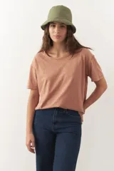 Remera de algodón color lila, de manga corta y cuello redondo.