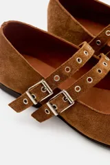 Ballerinas de cuero color camel con diseño de doble tira con hebillas metálicas y punta cuadrada.