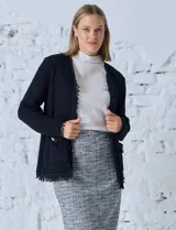 Chaqueta negra de algodón tejido marca Ruby Rd, con cuello a la base, abertura central, bolsillos delanteros y terminaciones con flecos.
