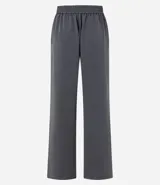 Pantalón sastre de corte wide leg en tejido crepé color marrón chocolate. Presenta una silueta recta y fluida, con cintura elástica y lazo ajustable para un calce cómodo.