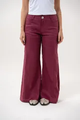Pantalón de lino color magenta, de corte wide leg, tiro alto y diseño fluido.