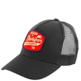Gorro tipo trucker de color negro, con panel frontal de algodón y parte trasera de malla transpirable. Presenta un parche rectangular rojo con bordado en blanco y azul que dice 'Team of Michigan University '70'.