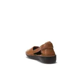 Sandalias de cuero en color beige, con diseño cerrado en la puntera y talón descubierto con tira de ajuste lateral. Poseen una suela plana de goma en tono marrón.