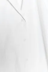 Vestido corto camisero de la ZW Collection de Zara, confeccionado en hilatura de algodón de color verde. Presenta cuello solapa, manga corta, diseño en línea evasé y cierre frontal con botones.