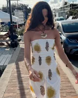 Collar artesanal con dije de bronce macizo en forma orgánica irregular, similar a una concha marina, suspendido de un cordón de seda natural negro. El diseño permite diversas formas de uso, ya sea ajustado al cuello o largo.