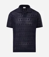 Remera polo masculina de manga corta, color azul marino, con cuello en V y diseño de textura tipo patchwork.