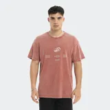 Remera de manga corta color ladrillo con estampa centrada en el pecho que incluye logo y texto en color blanco.