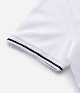Remera polo blanca de viscosa texturizada con rayas, cuello y puños de mangas cortas en ribana con detalles contrastantes en negro.