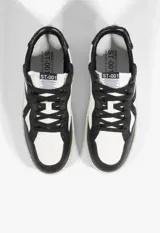 Championes urbanos Schutz modelo Ben, de diseño bicolor en blanco y negro. Presentan paneles superpuestos, cordones frontales y detalle de logo grabado en el lateral.