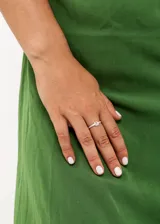 Anillo de plata 925 con diseño de huella de perro en el centro y zirconias engarzadas en los laterales.