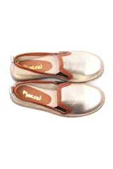 Panchas de cuero color beige con estampado animal print de leopardo y elásticos laterales.