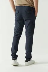 Pantalón cargo azul marino para hombre, con bolsillos laterales y traseros con solapa, cierre con cremallera y botón, trabillas para cinturón y logo en grifa de cuero. Confeccionado en algodón y spandex.