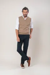 Chaleco de punto con cuello en V, confeccionado en lana merino, de diseño clásico y ajuste regular.