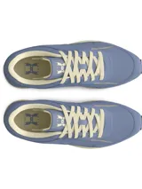 Championes Under Armour de estilo retro, color azul con detalles en beige. Confeccionados con parte superior de nailon y revestimientos de gamuza, cuentan con plantilla de espuma de lujo y entresuela de EVA para mayor amortiguación.