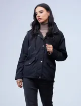 Campera azul marino liviana marca Michael Kors, con capucha escondida en el cuello, cierre oculto con botones a presión, bolsillos delanteros y avíos metálicos dorados con logo.