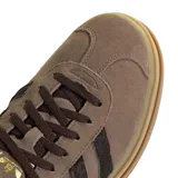 Championes Adidas Gazelle Bold W de gamuza en color marrón con detalles texturizados oscuros en las clásicas tres tiras y el talón. Cuenta con una suela de plataforma alta de goma translúcida.