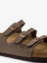 Sandalias Birkenstock modelo Florida de tres correas ajustables con hebillas metálicas. Presentan una plantilla anatómica de corcho y látex con capa de espuma adicional para mayor confort, y suela de EVA. El material superior es Birko-Flor con acabado efecto nubuc.