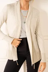 Cardigan color salmón de algodón y elastano, con solapa y lazo ajustable en la cintura.