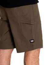 Short de gabardina color verde oliva, con cierre de cremallera y botón, bolsillos laterales y traseros, y corte regular.