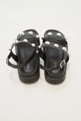 Sandalias negras con plataforma y dos tiras horizontales con apliques de tachas plateadas.