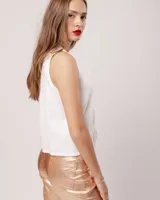 Musculosa blanca de lino con escote en V y detalle drapeado en el centro.