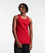 Musculosa masculina de corte regular, confeccionada en tejido acanalado de algodón con elastano. Presenta breteles medianos y diseño básico sin estampa.