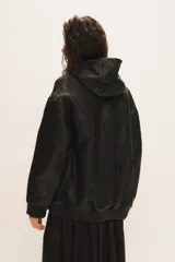 Campera Billie de cuero de oveja negro, con capucha, cierre frontal, bolsillos laterales y puños y cintura elastizados.
