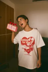 Remerón blanco de algodón con estampado frontal en rojo de un corazón con teléfonos y la frase "Looking for love? call me!" y "The magic is on the line".