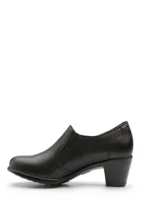 Zapato de tacón Flexi de cuero negro con hebilla lateral y elástico.