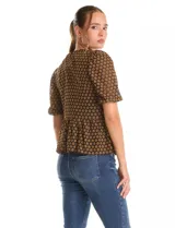 Blusa peplum de Nanette con estampado de círculos, cuello redondo, mangas cortas con frunces y musculosa interna a tono.