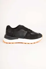 Championes deportivos Pdk Riverland para mujer, en combinación de colores blanco, tostado, gris y detalles en bordó, con suela dentada de goma marrón.