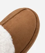 Pantuflas abiertas color marrón con interior de piel sintética color crema.