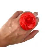 Anillo con forma de camelia blanca hecho de resina brillante, con base de metal dorada y tamaño regulable.