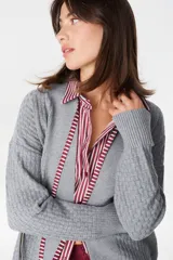 Saco abierto de punto color blanco, con diseño de textura cuadriculada en las mangas y corte holgado.