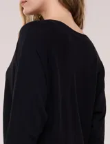 Buzo tejido liviano de calce holgado color celeste, con escote bote y mangas tipo dolman.
