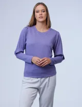 Buzo violeta de jersey marca Nanette con cuello redondo y mangas largas con pinzas en los hombros.