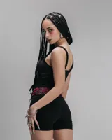 Short negro de lycra con detalle de puntilla fucsia.