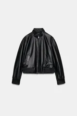 Chaqueta bomber de cuero negra con cuello alto, cierre frontal con cremallera, bolsillos laterales y puños y bajo elásticos.