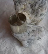 Anillo ancho de alpaca color plateado, con terminación pulida.