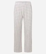 Pijama largo con blusa gris acanalada de cuello redondo y pantalón largo con estampado de cuadros y cintura elástica.