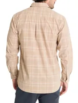 Camisa de manga larga RKF confeccionada en algodón orgánico con textura de cotelé cepillado. Presenta un diseño de cuadros escoceses en tonos beige y arena, cuello camisero, cierre frontal con botones y un bolsillo en el pecho con solapa.