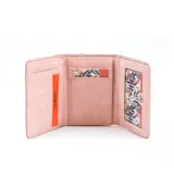Billetera corta de símil cuero color beige, con cierre a presión y placa metálica decorativa. Cuenta con múltiples compartimentos internos para tarjetas, visor y billetes, además de un compartimento posterior con cierre.