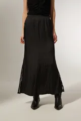 Falda larga negra de poliamida con detalle de encaje en el ruedo.